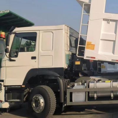 Giá tốt. 10 bánh xe Capacity 25-30tons HOWO 6X4 Dump Truck Fuel Tanker 300L 5600X2300X1500 Lốp xe 7.00r16 6+1 Lốp xe dự phòng Có thể tùy chỉnh lái bên trái và bên phải trực tuyến